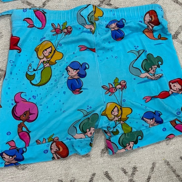 Bums & Roses Two piece Shorts set - Picture 3 of 3